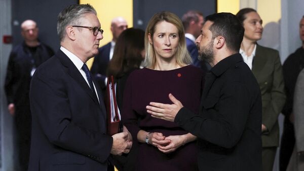 Владимир Зеленский беседует с премьер-министром Великобритании Киром Стармером и верховным представителем Евросоюза по иностранным делам и политике безопасности Кайей Каллас во время саммита Европейского политического сообщества в Копенгагене. Архивное фото - Sputnik Таджикистан