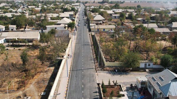 Раҳмон дар деҳаи Заркамари ноҳияи Восеъ роҳи мумфаршу чароғонгардондаи сокинонро ба истифода дод - Sputnik Тоҷикистон