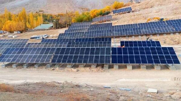Сохтмони нерӯгоҳи барқии офтобӣ дар деҳаи Рожи ноҳияи Шуғнон идома дорад - Sputnik Тоҷикистон