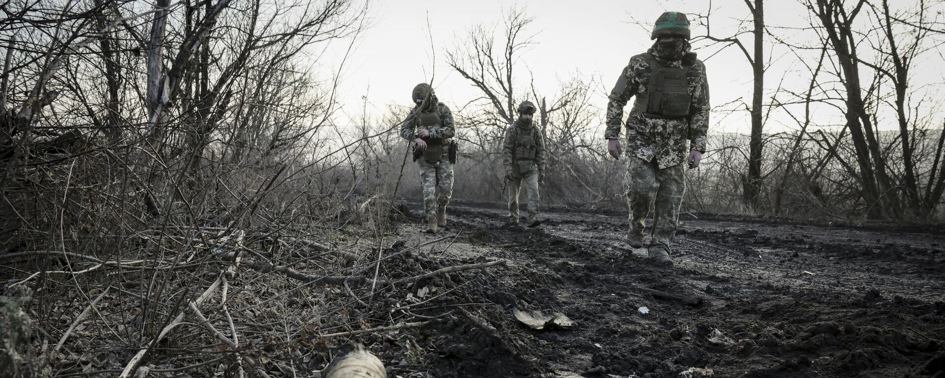 Украинские военнослужащие на линии фронта в Донецкой области. Архивное фото - Sputnik Таджикистан, 1920, 09.11.2025