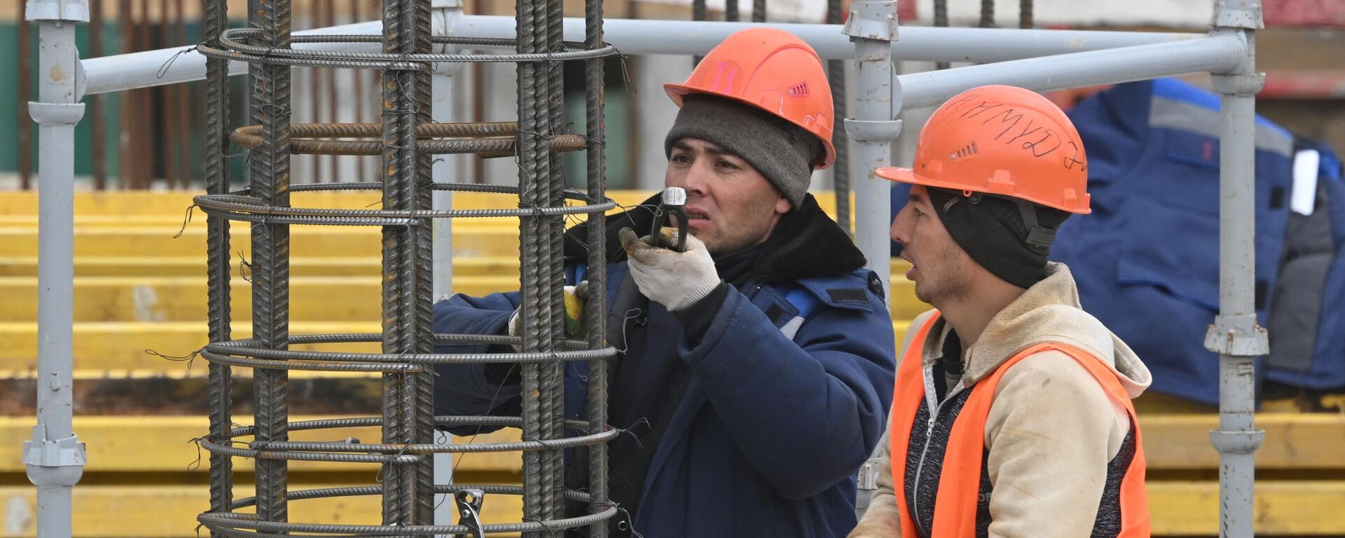 Рабочие вяжут арматуру на строительной площадке в Москве. - Sputnik Таджикистан, 1920, 23.10.2025