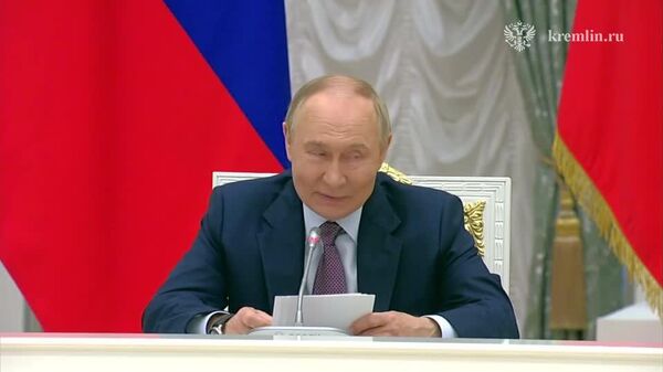 Оила бо се ва зиёда фарзанд дар Русия бояд маъмул гардад, - Путин - Sputnik Тоҷикистон