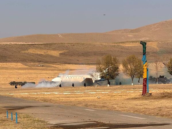 Дар машқҳои зиддитеррористии ИДМ ва СААД дар Тоҷикистон, низомиён амалиёти озод кардани гаравгонҳои шартиро дар ҳавопаймои Як-40 машқ карданд. Дар машқҳои зиддитеррористии ИДМ ва СААД дар Тоҷикистон, низомиён амалиёти озод кардани гаравгонҳои шартиро дар ҳавопаймои Як-40 машқ карданд. - Sputnik Тоҷикистон