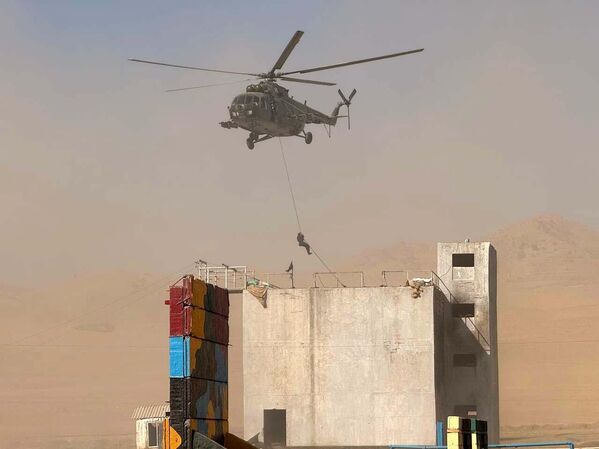 Он машқҳои муайян ва боздошти террористони шартиро дар бар гирифт, ки ҳамлаҳоро ба иншооти муҳими инфрасохторӣ ва ҷойҳои ҷамъиятӣ ба нақша гирифта буданд. Он машқҳои муайян ва боздошти террористони шартиро дар бар гирифт, ки ҳамлаҳоро ба иншооти муҳими инфрасохторӣ ва ҷойҳои ҷамъиятӣ ба нақша гирифта буданд. - Sputnik Тоҷикистон