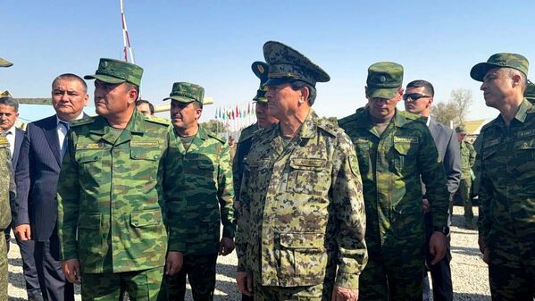 Ҳайати фармондеҳии кишварҳои ИДМ ва СААД аз намоишгоҳи силоҳҳо боздид мекунанд. Ҳайати фармондеҳии кишварҳои ИДМ ва СААД аз намоишгоҳи силоҳҳо боздид мекунанд. - Sputnik Тоҷикистон