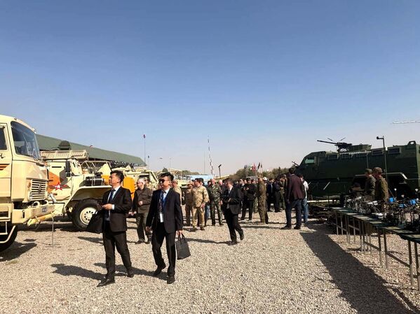 Дар баробари ҳайати фармондеҳии кишварҳои ИДМ ва СААД аз намоишгоҳи силоҳҳо, рӯзноманигорони ватанию хориҷӣ низ боздид карданд. Дар баробари ҳайати фармондеҳии кишварҳои ИДМ ва СААД аз намоишгоҳи силоҳҳо, рӯзноманигорони ватанию хориҷӣ низ боздид карданд. - Sputnik Тоҷикистон