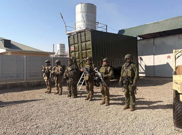 Пас аз анҷоми машқҳои "Иттиҳод-Зиддитеррор-2025" дар майдони Фахробод, сурудҳои миллии кишварҳои иштирокчӣ ботантана садо доданд. Пас аз анҷоми машқҳои "Иттиҳод-Зиддитеррор-2025" дар майдони Фахробод, сурудҳои миллии кишварҳои иштирокчӣ ботантана садо доданд. - Sputnik Тоҷикистон