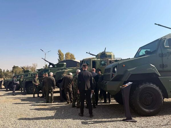 Намоишгоҳи силоҳҳои кишварҳои ИДМ ва СААД дар машқҳои муштараки зиддитеррористии "Иттиҳод-Зиддитеррор - 2025" дар машқгоҳи Фахробод. Намоишгоҳи силоҳҳои кишварҳои ИДМ ва СААД дар машқҳои муштараки зиддитеррористии "Иттиҳод-Зиддитеррор - 2025" дар машқгоҳи Фахробод. - Sputnik Тоҷикистон