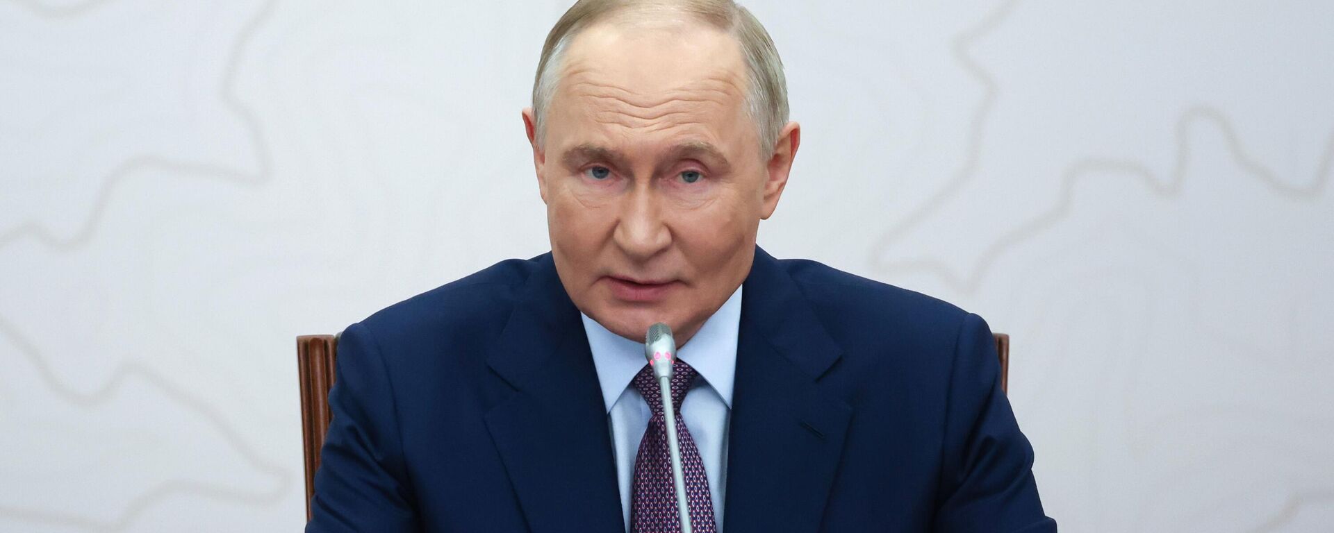 Президент РФ Владимир Путин на заседании попечительского совета Русского географического общества (РГО) в Москве.  - Sputnik Тоҷикистон, 1920, 24.10.2025