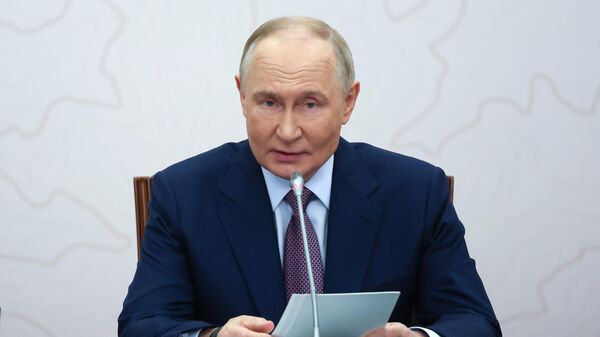 Президент РФ Владимир Путин на заседании попечительского совета Русского географического общества (РГО) в Москве.  - Sputnik Тоҷикистон