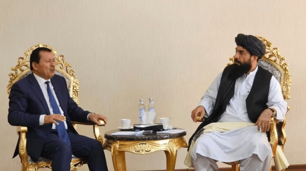 Глава ГКНБ Саймумин Ятимов и губернатор Балха Юсуф Вафо - Sputnik Тоҷикистон