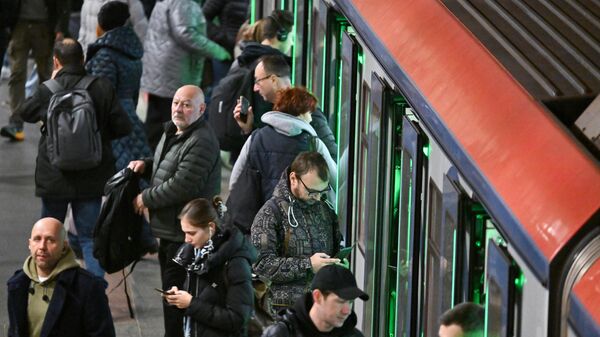Пассажиры московского метрополитена. - Sputnik Тоҷикистон