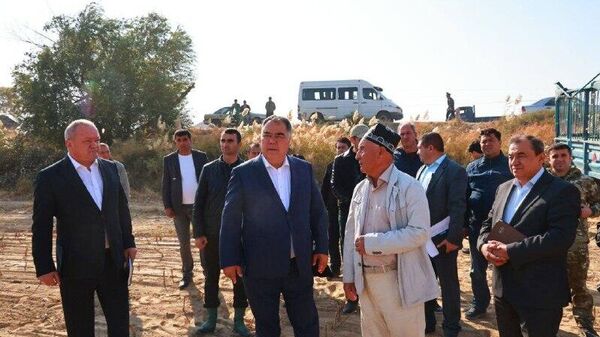 Глава Согда проверил, как идет сбор хлопка в Зафарабаде - Sputnik Таджикистан