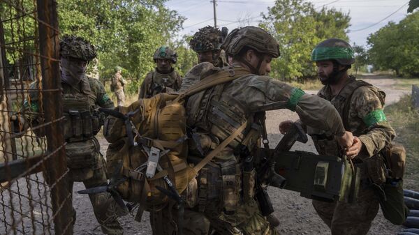 Украинские военнослужащие выгружают беспилотный автомобиль недалеко от линии фронта возле Константиновки, Украина, 10 сентября 2025 года. - Sputnik Таджикистан