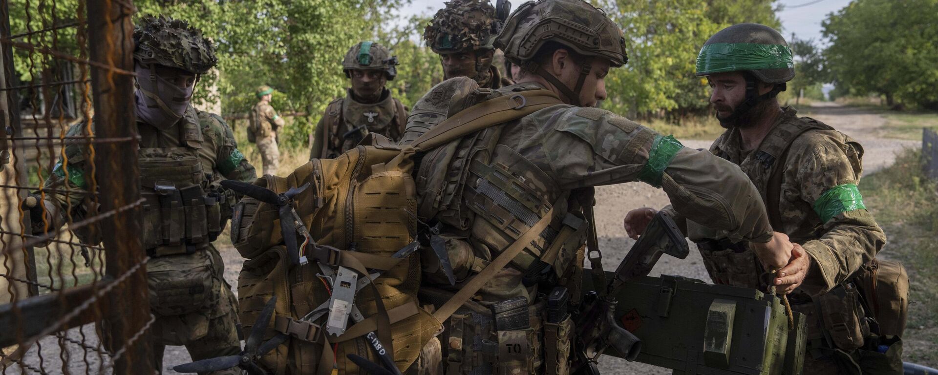 Украинские военнослужащие выгружают беспилотный автомобиль недалеко от линии фронта возле Константиновки, Украина, 10 сентября 2025 года. - Sputnik Таджикистан, 1920, 24.10.2025