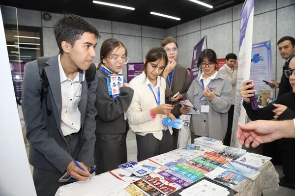 Международная выставка-ярмарка Российское образование. Таджикистан - Sputnik Таджикистан