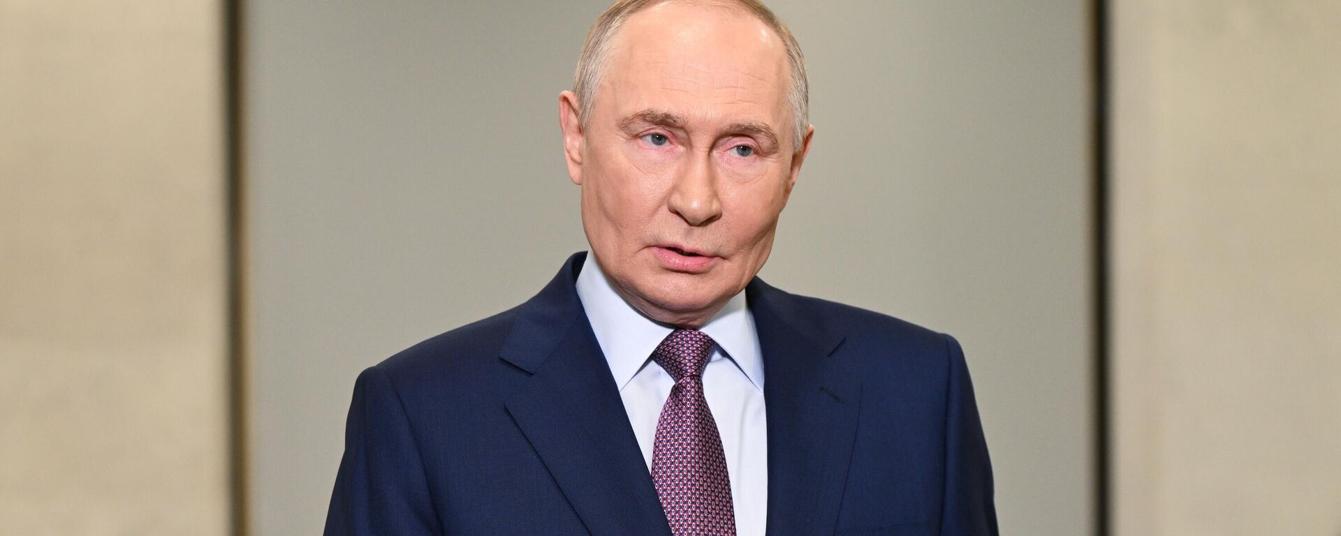 Президент РФ Владимир Путин отвечает на вопросы журналистов - Sputnik Таджикистан, 1920, 26.10.2025