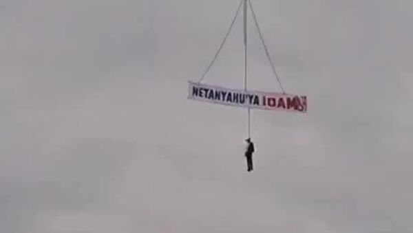 В турецком Трабзоне повесили чучело израильского премьера Нетаньяху на строительном кране - Sputnik Таджикистан