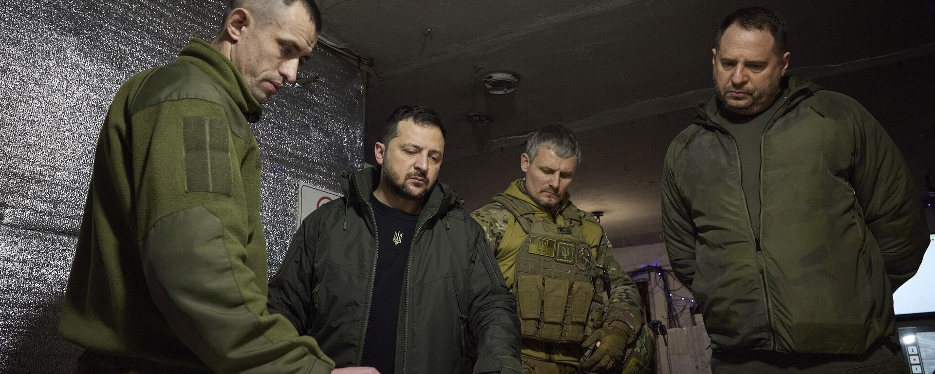 Владимир Зеленский и глава офиса президента Андрей Ермак во время своего визита в 110-ю украинскую механизированную бригаду в Авдеевке. Архивное фото - Sputnik Тоҷикистон, 1920, 02.11.2025