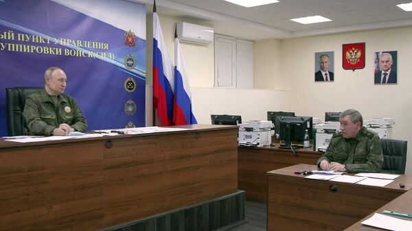 Президент Владимир Путин посетил пункт управления Объединённой группировки войск  - Sputnik Тоҷикистон