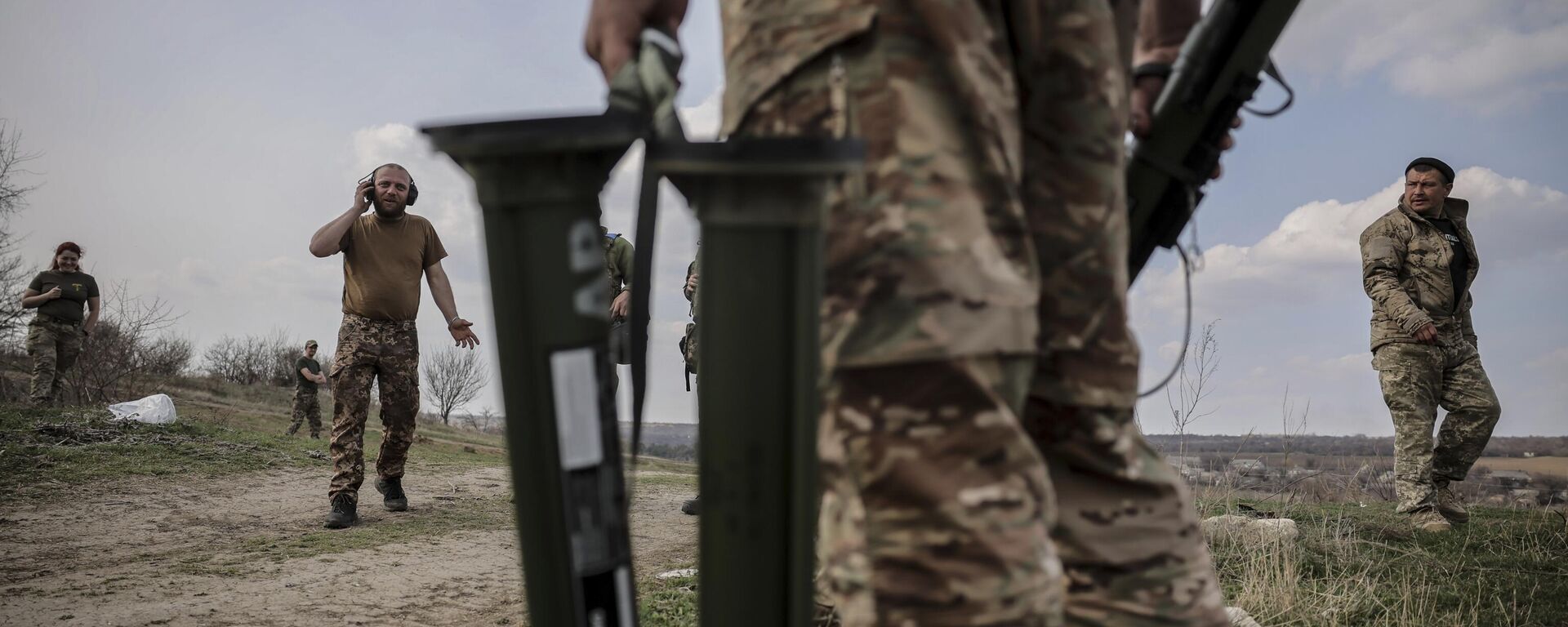 Военнослужащие 3-го отдельного механизированного батальона на полигоне на востоке Украины. Архивное фото - Sputnik Тоҷикистон, 1920, 27.10.2025