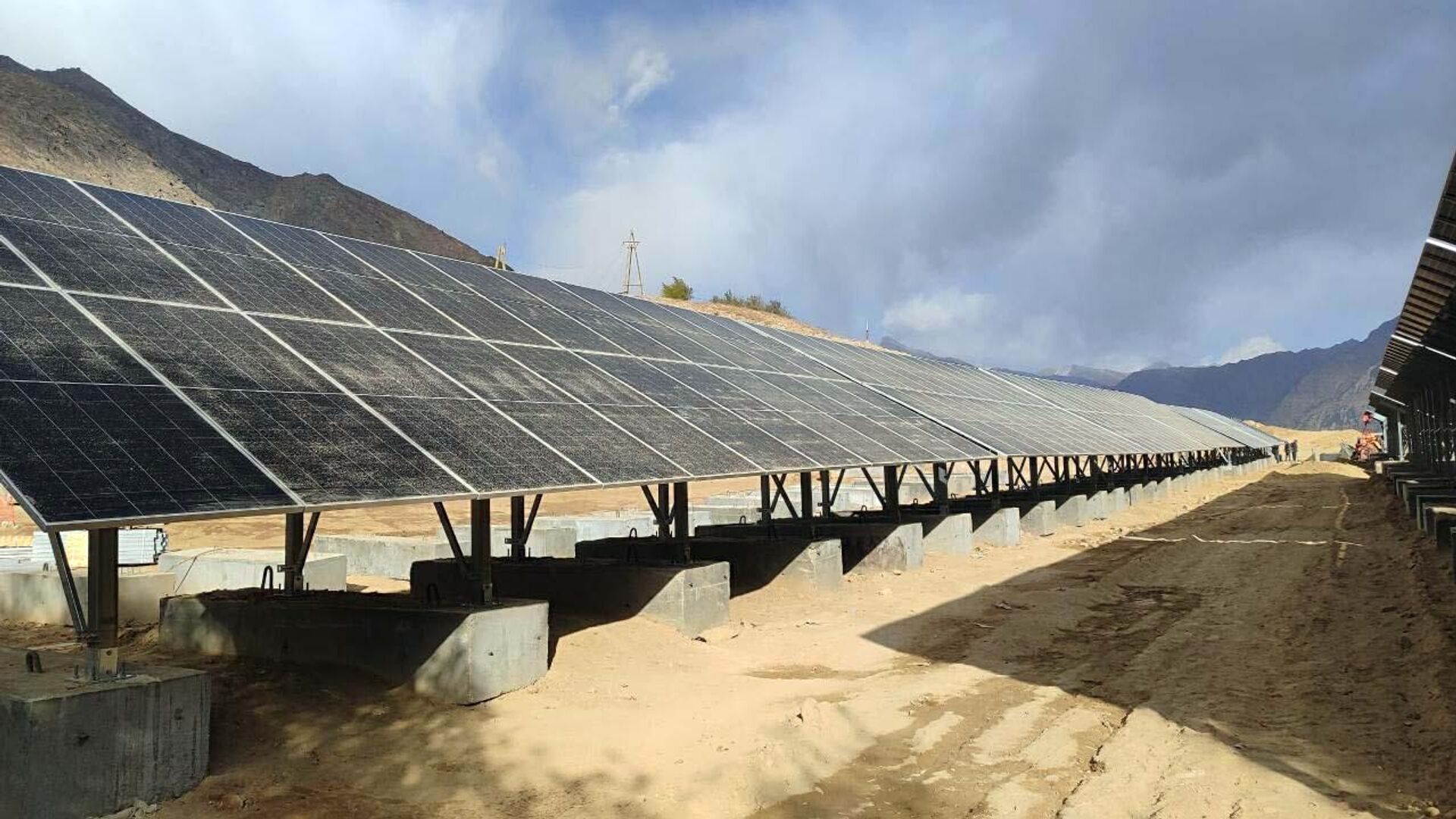 Cтроительство солнечной электростанции в Шугнанском районе - Sputnik Тоҷикистон, 1920, 27.10.2025