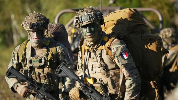 Французские военнослужащие участвуют в многонациональных военных учениях Пикне. Архивное фото - Sputnik Таджикистан
