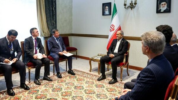 Встреча Масуда Пезешкиана с министром внутренних дел Таджикистана Рамазаном Рахимзадой - Sputnik Тоҷикистон