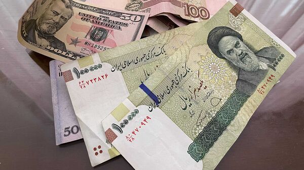 Иранские риалы, рубли и доллары - Sputnik Таджикистан