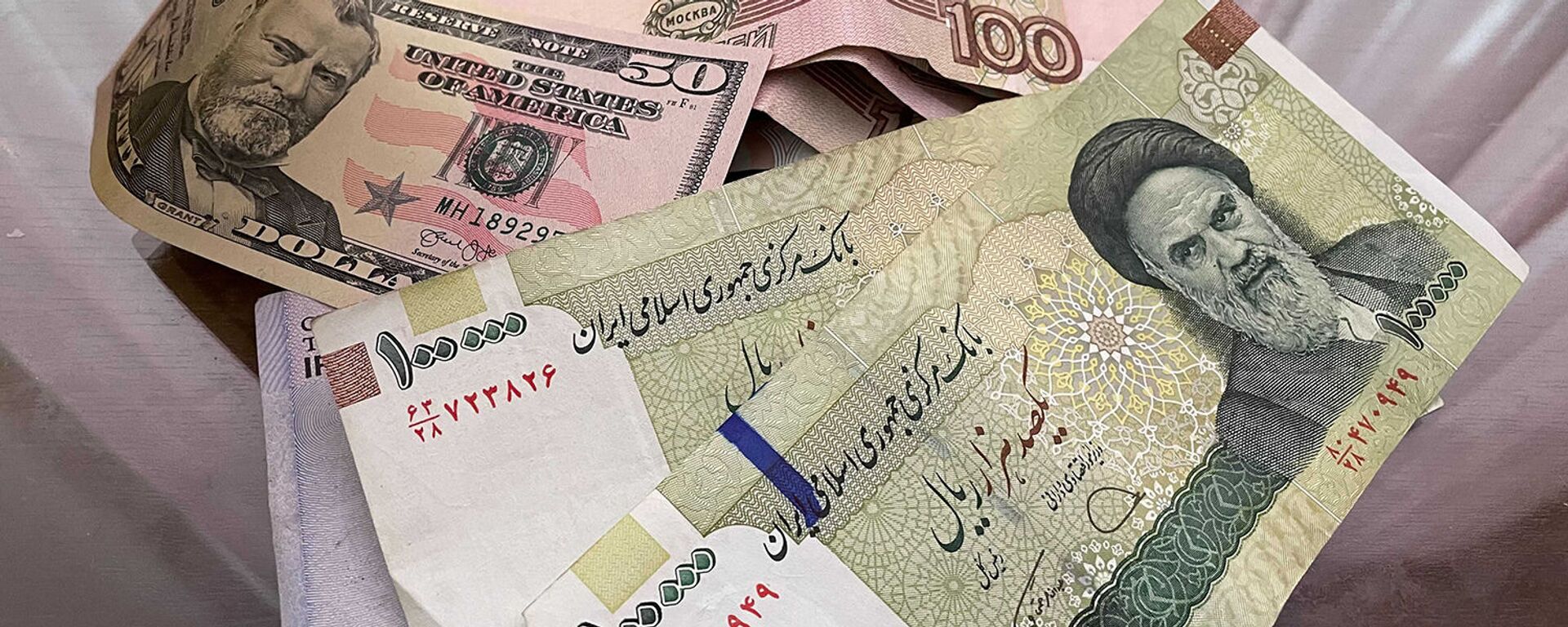 Иранские риалы, рубли и доллары - Sputnik Таджикистан, 1920, 28.10.2025