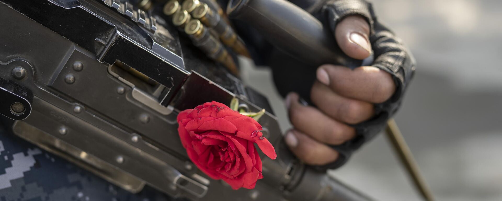 Боевик с автоматом. Архивное фото - Sputnik Тоҷикистон, 1920, 29.10.2025