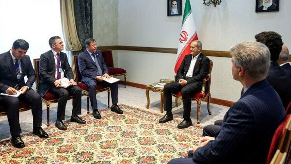 Раисҷумҳури Эрон хостори ташкили асъори муштарак миёни кишварҳои узви Созмони ҳамкориҳои исломӣ шуд - Sputnik Тоҷикистон