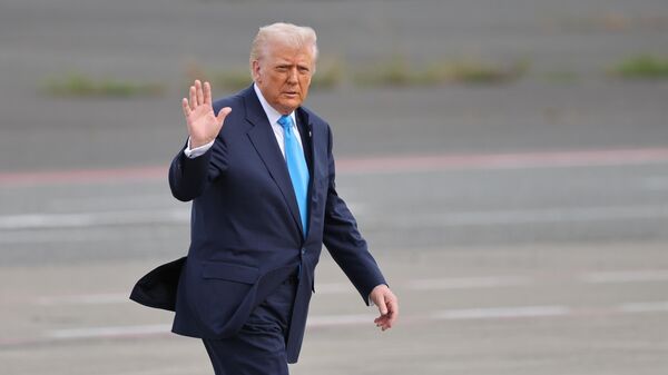 Президент США Дональд Трамп направляется к борту самолета Air Force One в аэропорту Ханэда в Токио перед вылетом в Южную Корею 29 октября 2025 года.  - Sputnik Тоҷикистон