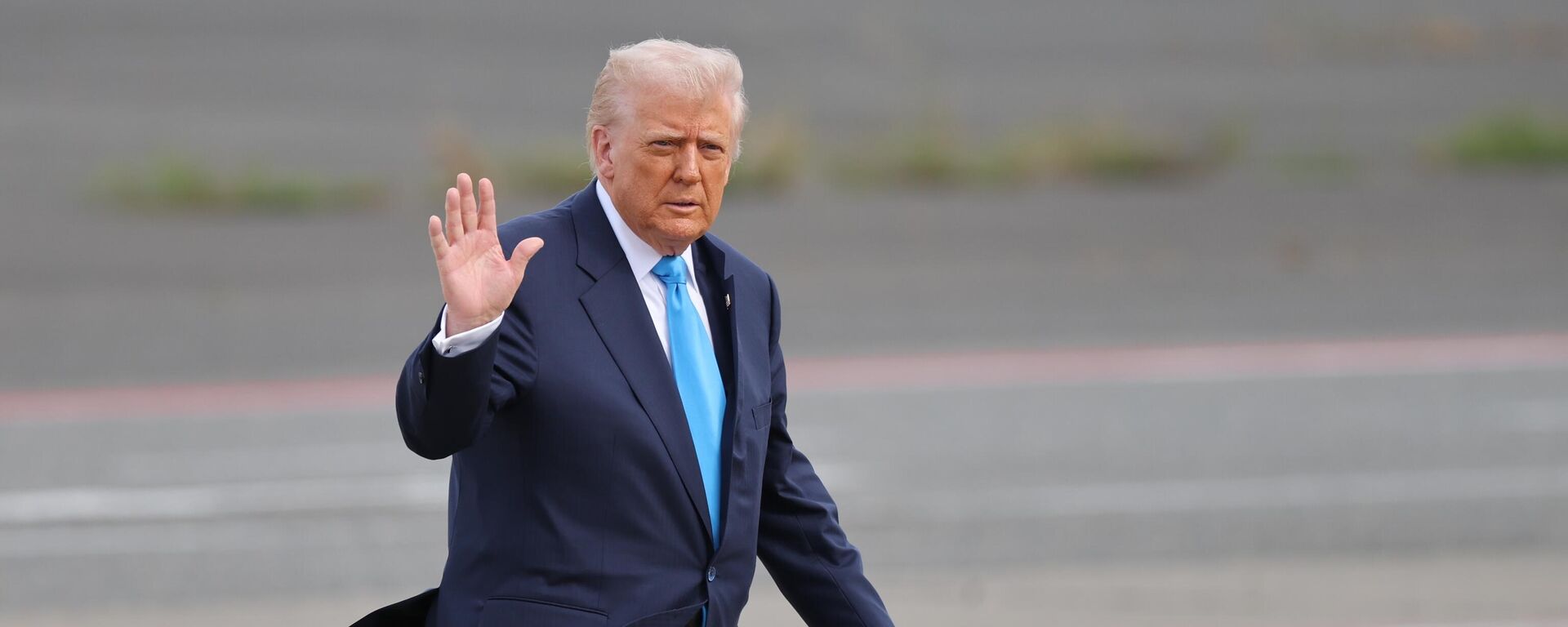 Президент США Дональд Трамп направляется к борту самолета Air Force One в аэропорту Ханэда в Токио перед вылетом в Южную Корею 29 октября 2025 года.  - Sputnik Тоҷикистон, 1920, 29.10.2025