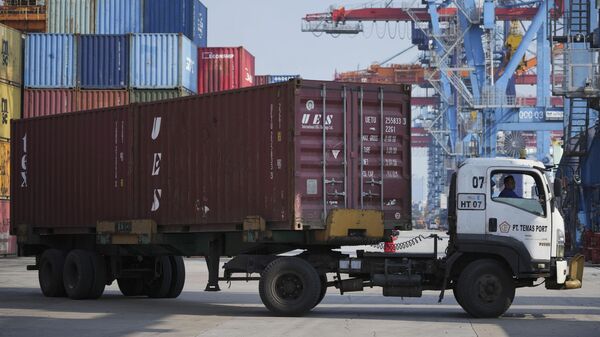 Контейнерный терминал IPC в порту Танджунг Приок в Джакарте, Индонезия, среда, 6 августа 2025 года.  - Sputnik Тоҷикистон