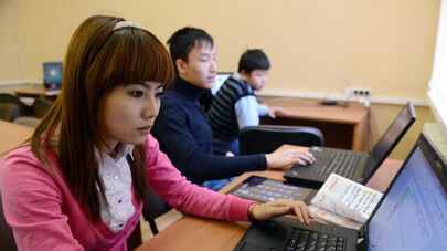 Учащиеся вечерней школы № 90 во время урока русского языка.