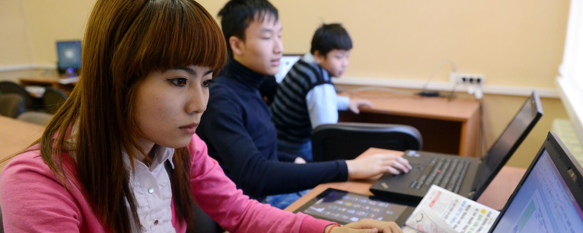 Учащиеся вечерней школы № 90 во время урока русского языка.  - Sputnik Тоҷикистон, 1920, 29.10.2025