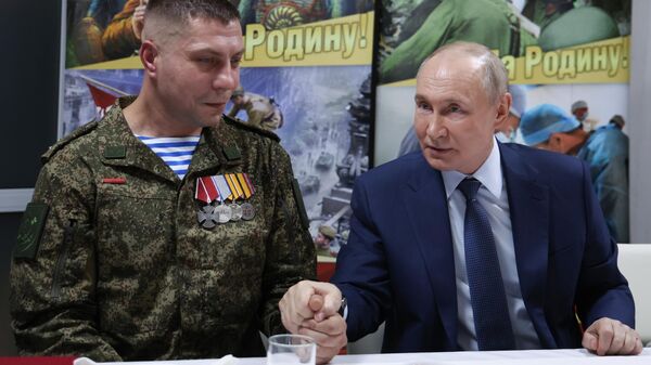 Президент Владимир Путин посетил военный госпиталь имени Мандрыка - Sputnik Тоҷикистон