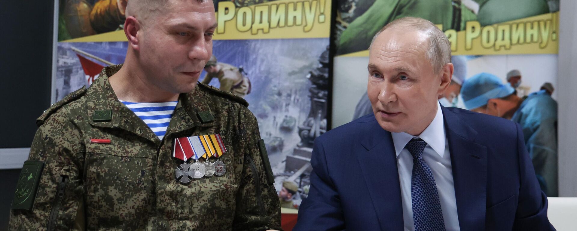 Президент Владимир Путин посетил военный госпиталь имени Мандрыка - Sputnik Таджикистан, 1920, 29.10.2025