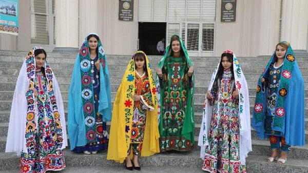 Донишҷӯёни Донишгоҳи давлатии Кӯлоб ба номи Абуабдуллоҳи Рӯдакӣ, либоси миллӣ - атласу адрас, чакану зардӯзиро ба намоиш гузоштанд - Sputnik Тоҷикистон