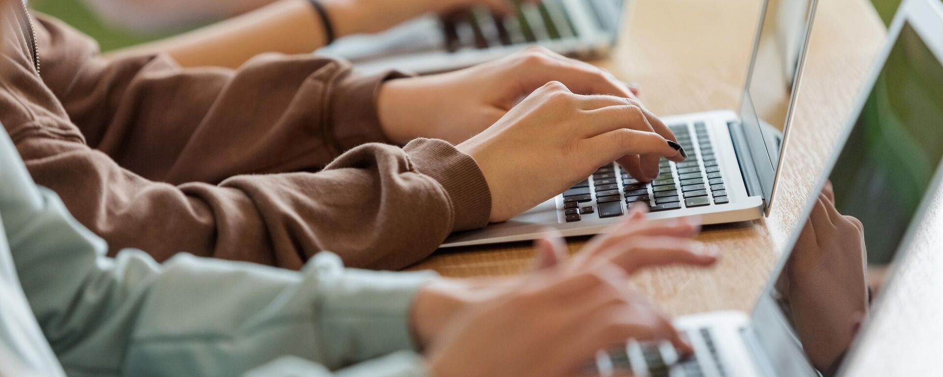 Компьютерный класс в школе. Иллюстративное фото  - Sputnik Тоҷикистон, 1920, 30.10.2025