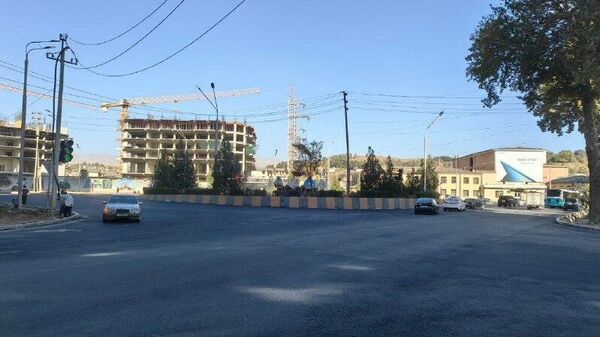 Роҳи ҳалқаи кӯчаи Дӯстии халқҳо, ки барои сохтмони роҳ ба сӯи кӯчаи Меҳнат баста буд, баъди таъмир кушода шуд - Sputnik Тоҷикистон