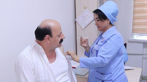 Дар Тоҷикистон ваксинагирии кормандони тиб зидди зукоми мавсимӣ оғоз шуд - Sputnik Тоҷикистон