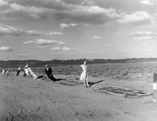 Манекены, использовавшиеся для испытания ядерной бомбы на полигоне в Неваде в 1955 году в США. Они стоят в 7000 футах от места взрыва во время одного из испытательных взрывов, проводившихся в рамках операции &quot;Чайник&quot; (известной в СМИ того времени как операция &quot;Кью&quot;). - Sputnik Таджикистан