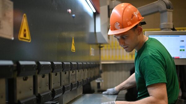 Рабочий в цехе завода ВЭЛТА в Омске.  - Sputnik Таджикистан