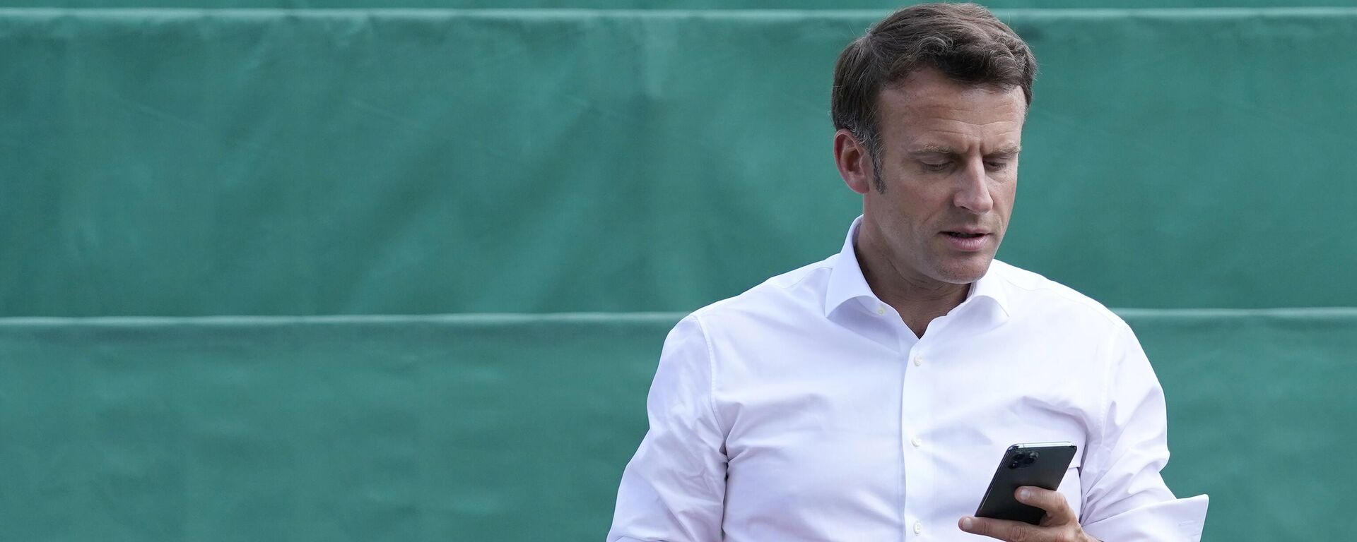 Президент Франции Эммануэль Макрон с телефоном - Sputnik Тоҷикистон, 1920, 31.10.2025