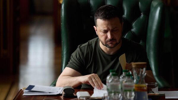 Владимир Зеленский за работой над документами. Архивное фото - Sputnik Таджикистан