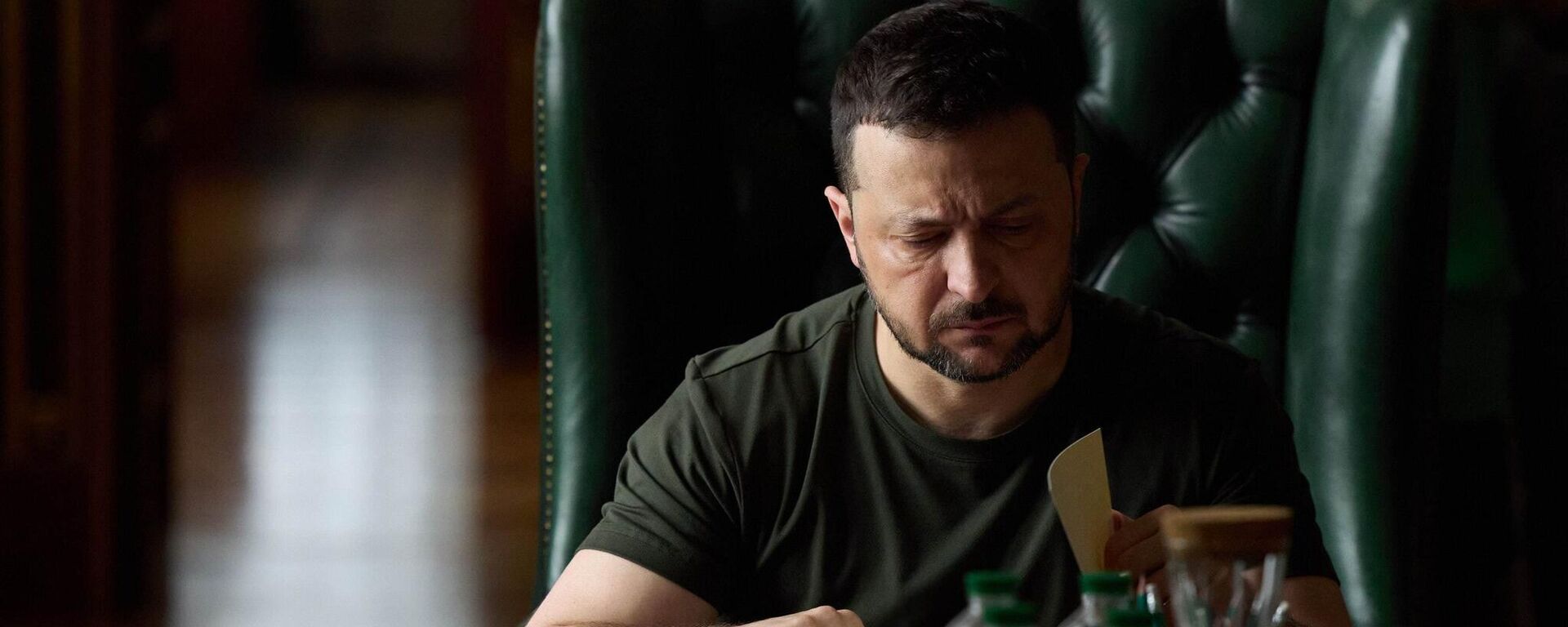 Владимир Зеленский за работой над документами. Архивное фото - Sputnik Таджикистан, 1920, 01.11.2025