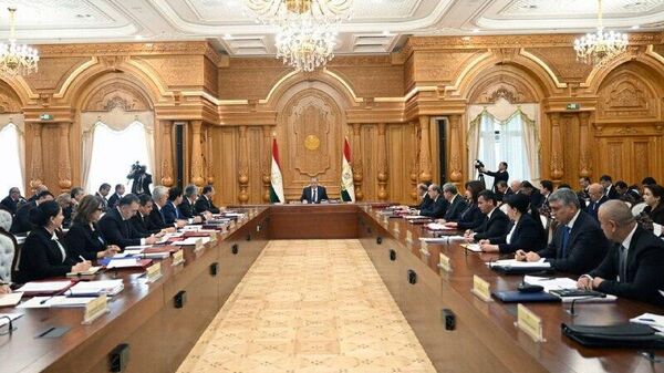 Доходы госбюджета на 2026 год за счет всех источников импорта прогнозируются в размере 65,0 млрд сомони и составят 33,3% от ВВП - Sputnik Таджикистан