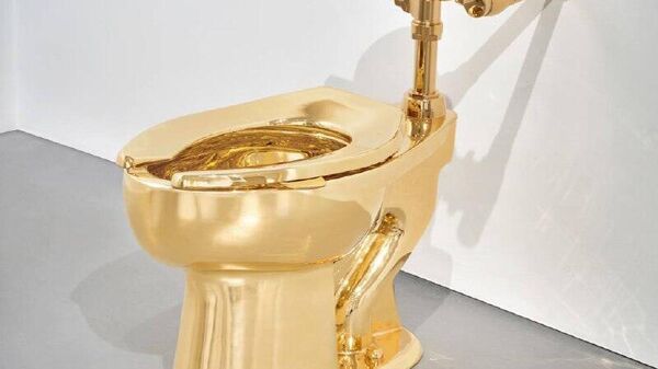 Золотой унитаз продадут на аукционе минимум за $10 млн - Sputnik Таджикистан